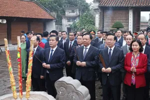 Chủ tịch nước dâng hương tưởng niệm Đức vua An Dương Vương ở khu di tích Cổ Loa