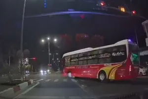 Tài xế xe khách khai lý do 'lạ' khi vượt đèn đỏ tại TP Buôn Ma Thuột