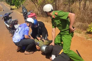 Đại úy công an truy đuổi, bắt 2 kẻ trộm có hung khí