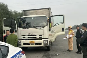 4 tài xế đánh bạc trong thùng xe tải trên làn dừng khẩn cấp cao tốc Hà Nội - Hải Phòng