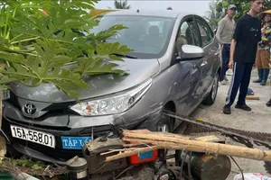 Ô tô tập lái tông người đàn ông ngồi ven đường