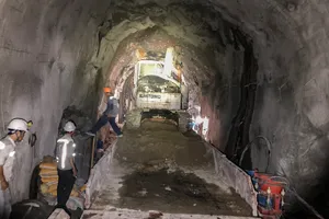 Hầm đường sắt qua đèo Cả tiếp tục sạt lở, khách vẫn phải trung chuyển bằng ô tô