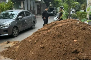 Nhóm đòi nợ bằng cách dùng xe ben đổ đất trước biệt thự con nợ