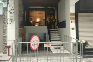 Hà Nội: Sập mái kính khách sạn, 2 người tử vong 