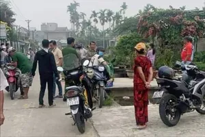 Người dân phát hiện thi thể bé gái sơ sinh dưới kênh thuỷ lợi. Ảnh: TN