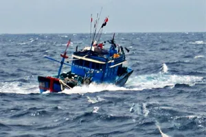 Lốc xoáy đánh chìm tàu cá tại vùng biển Quảng Ninh, 4 người đang mất tích