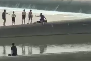 Cứu 1 thanh niên đi tắm giải nhiệt bị đuối nước