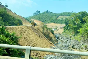 Công ty Cổ phần Quang Đức Kon Tum đổ 1.000 m3 đất, đá xuống sông