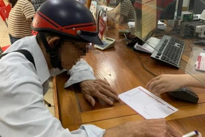 Nhân viên ngân hàng báo công an khi ông cụ 78 tuổi đến chuyển tiền