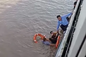 Hải Phòng: Nam du khách nhảy từ phà xuống biển tự tử