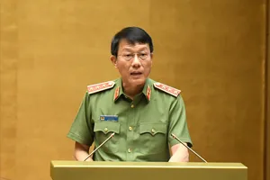 Bộ trưởng Bộ Công an Lương Tam Quang trình bày dự án luật về phòng cháy, chữa cháy