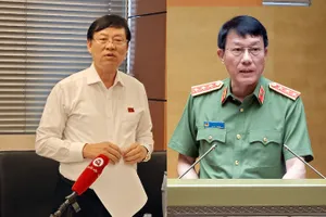 Thượng tướng Lương Tam Quang, Bộ trưởng Bộ Công an (bên phải) và Chánh án TAND TP Hà Nội Nguyễn Hữu Chính nói về dự thảo Luật PCCC và cứu nạn, cứu hộ.