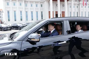 Chủ tịch nước Tô Lâm lái xe điện VinFast chở Tổng Bí thư, Chủ tịch nước Lào