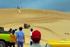 Đã cho nhân viên chạy mô tô địa hình bằng 2 bánh trên đồi cát nghỉ việc