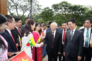 Tổng Bí thư Nguyễn Phú Trọng gặp gỡ kiều bào và các doanh nghiệp Việt Nam tại Myanmar vào tháng 8-2017.