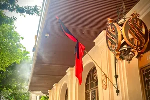 Nhiều nơi tại Hà Nội treo cờ rủ tưởng niệm Tổng Bí thư Nguyễn Phú Trọng