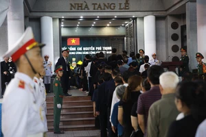 Hình ảnh người dân Hà Nội xếp hàng cả cây số để vào viếng Tổng Bí thư Nguyễn Phú Trọng