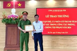 Phá án nhanh vụ cướp tài sản, nhiều cán bộ chiến sĩ được khen thưởng