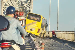 Ô tô khách lao sang làn xe máy trên cầu Bến Thủy khiến giao thông ách tắc