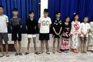 Nghi bạn gái bị nhìn đểu, nhóm thanh niên mang hung khí đi đánh người