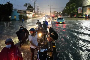Nhiều người 'khóc ròng' khi kẹt giữa biển nước, quốc lộ 1K ùn ứ