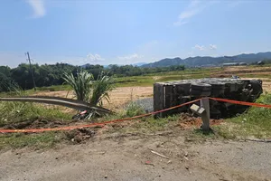 2 người đi xe máy tử vong sau va chạm với xe tải chở đá dăm