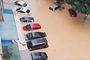 Thành phố Thái Nguyên ngập sâu trong biển nước, nhiều khu vực bị cô lập