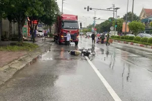 Hai vợ chồng tử vong sau va chạm với 2 xe tải