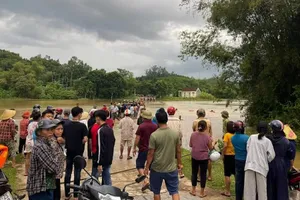 Hàng trăm người kéo lưới tìm học sinh lớp 8 bị nước cuốn mất tích ở Nghệ An