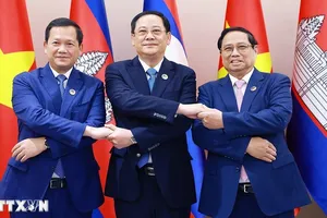 Hình ảnh Thủ tướng 3 nước Việt Nam-Lào-Campuchia ăn sáng và làm việc