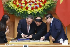 2 Thủ tướng Việt Nam - Trung Quốc cùng làm tranh Đông Hồ, thưởng lãm dân ca Quan họ