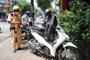 Con điều khiển xe khi chưa đủ tuổi, phụ huynh không ký biên bản rồi bỏ về