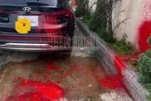 1 phụ nữ thuê nhóm thanh niên tạt sơn vào cửa hàng, ô tô đối thủ