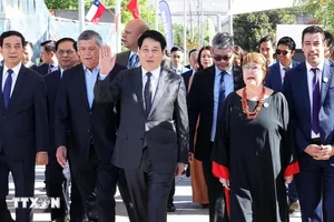 Chủ tịch nước Lương Cường đặt vòng hoa tưởng niệm Chủ tịch Hồ Chí Minh tại Chile