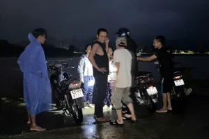 Người đàn ông cứu 3 em học sinh bị lũ cuốn xa hơn 100m