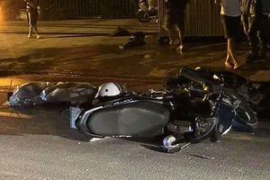 2 xe máy va chạm trên đường Nguyễn Duy Trinh, 1 người bị container tông tử vong