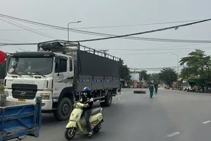 Xe chở rác cuốn cụ ông đi xe đạp vào gầm, giao thông ùn ứ