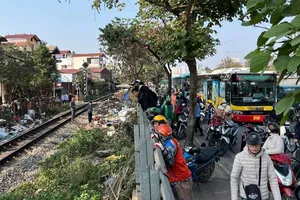 Hà Nội: Va chạm với tàu hỏa, 1 người đi xe máy tử vong