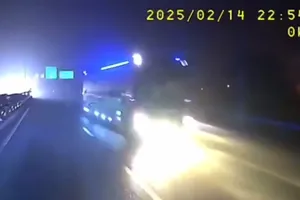 Xe khách đi ngược chiều trên cao tốc, tài xế bị trừ 10 điểm bằng lái, phạt 35 triệu đồng