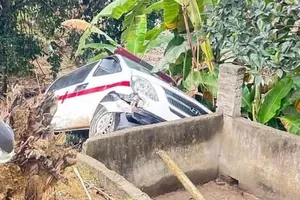 Xe cấp cứu chở thi thể nữ sinh về nhà thì mất lái, lao xuống vệ đường