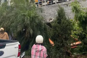 Xe máy xúc rơi xuống dốc, người điều khiển tử vong tại chỗ