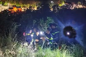 Công an cứu 2 du khách bị lạc trên núi Cô Tiên