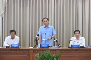Bí thư TP.HCM Nguyễn Văn Nên đặt hai câu hỏi về cây xanh, thu phí lòng đường
