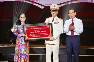 Bí thư Thành ủy TP.HCM Nguyễn Văn Nên và Chủ tịch HĐND TP.HCM Nguyễn Thị Lệ trao bảng vàng tôn vinh cho nguyên Chủ tịch UBND TP.HCM Võ Viết Thanh tại lễ tuyên dương 60 cá nhân tiêu biểu trong sự nghiệp xây dựng, bảo vệ và phát triển TP.HCM (1975-2025) vào ngày 22-4.