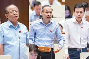 Từ trái sang: ĐB Nguyễn Văn Thân, ĐB Phan Đức Hiếu và ĐB Trần Anh Tuấn thảo luận về dự luật Luật Quản lý và đầu tư vốn nhà nước tại doanh nghiệp.