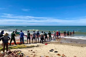 24 giờ căng thẳng tìm kiếm nạn nhân bị sóng cuốn cách vị trí gặp nạn gần 7 km