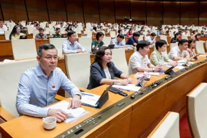 Quốc hội biểu quyết thông qua 8 dự luật, họp riêng về công tác nhân sự