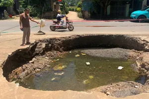 'Hố tử thần' ở Phú Thọ rộng khoảng 4 m đang tiếp tục mở rộng
