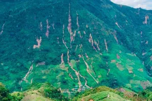 Núi nứt nguy hiểm, di dời khẩn cấp 19 hộ dân ở bản Xói Voi