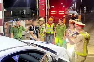 Vừa đến trạm BOT thấy CSGT, tài xế ô tô bất ngờ mở cửa bỏ chạy